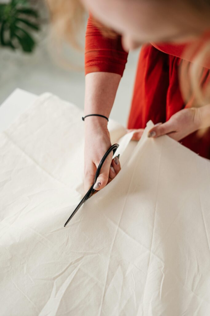 pexels-cottonbro-3738075 Cięcie materiału